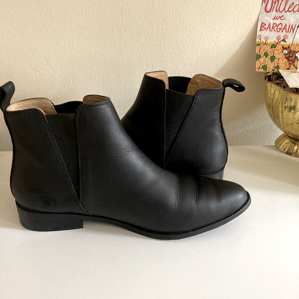 Black Nisolo Chelsea Boots in 9.5